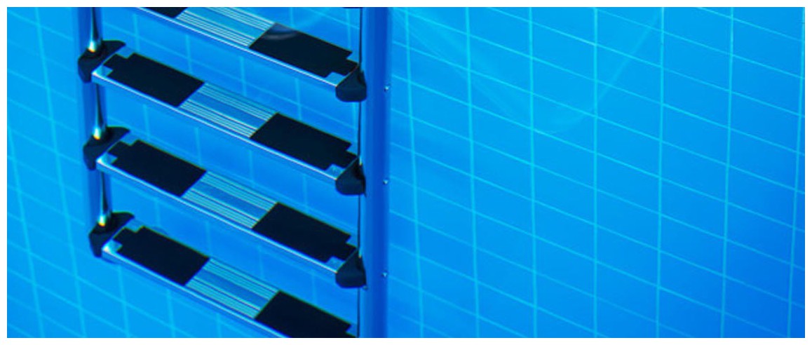 échelle asymétrique  pour piscine enterrée non compatible électrolyse 