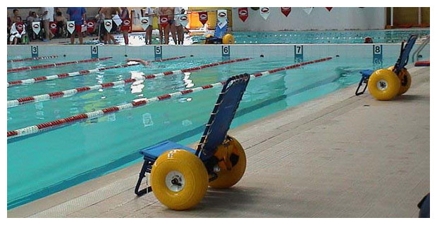 Fauteuil de mise a l'eau JOB Classic en situation piscine publique