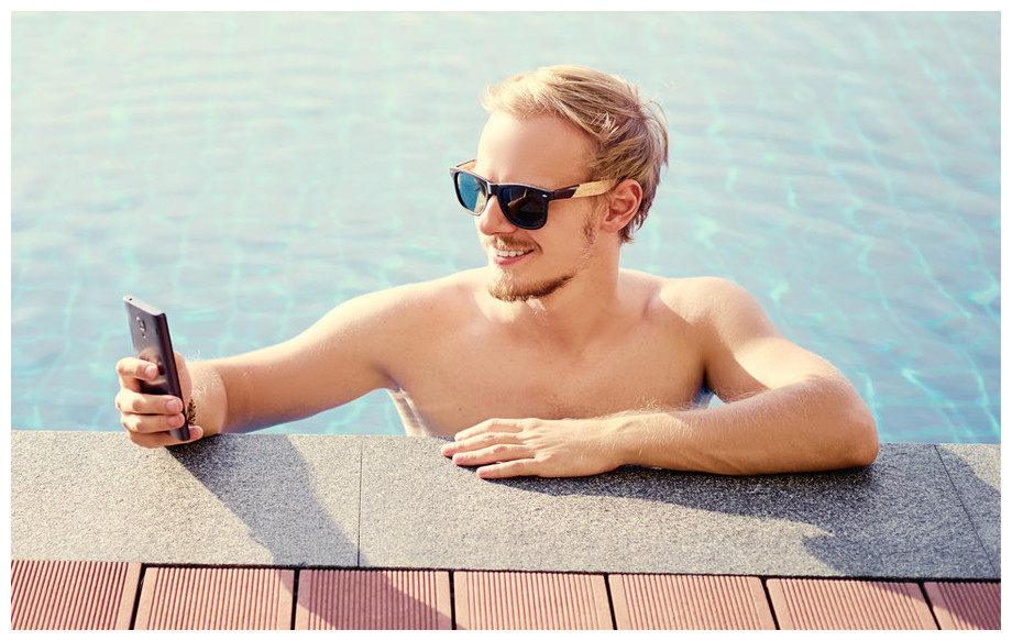 analyseur de piscine connecté blue connect plus en situation