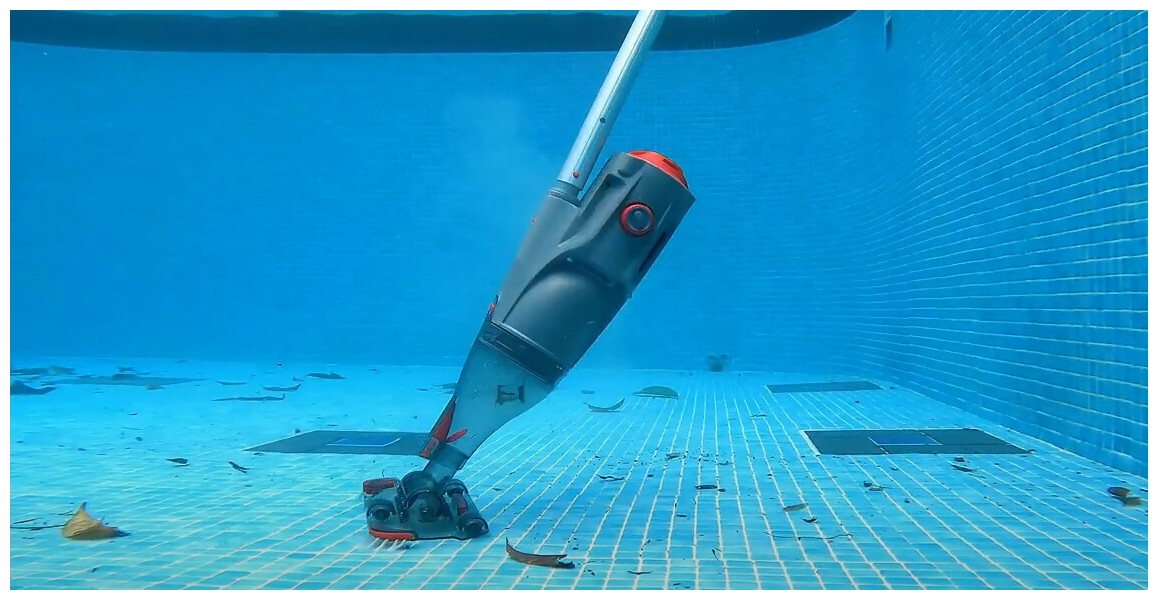 aspirateur de piscine rechargeable  Voltera 35 en situation