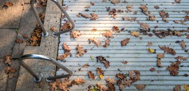 Comment nettoyer un volet roulant de piscine