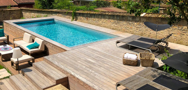 Comment poser une terrasse en bois autour d'une piscine ?