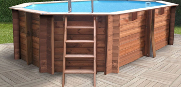 Équiper sa piscine hors sol d'un escalier en bois