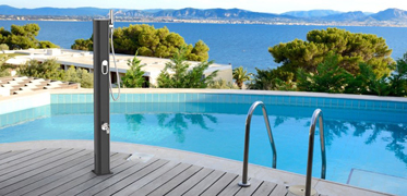 La douche piscine, pratique en pleine saison estivale