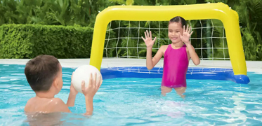 Les jeux aquatiques indispensables pour s'amuser dans votre piscine