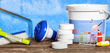 Les solutions de traitement manuel au chlore & de traitement piscine sans chlore