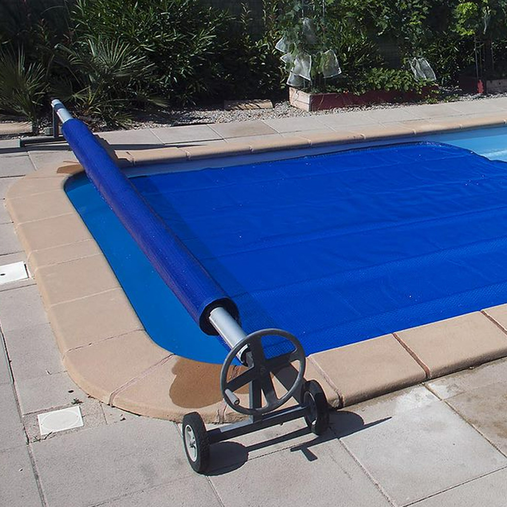 Protégez efficacement votre piscine avec nos bâches à bulles rectangulaires bleues 400 microns. Gardez l'eau propre et chaude plus longtemps !